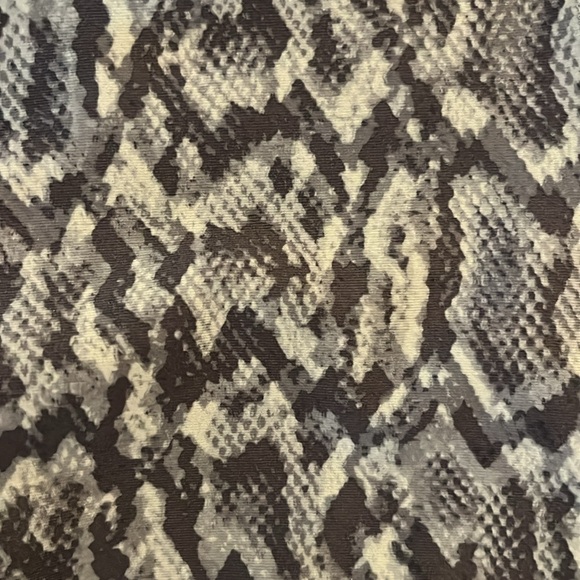 Old Navy Elevate High-Rise Leggings - Picture 5 of 7